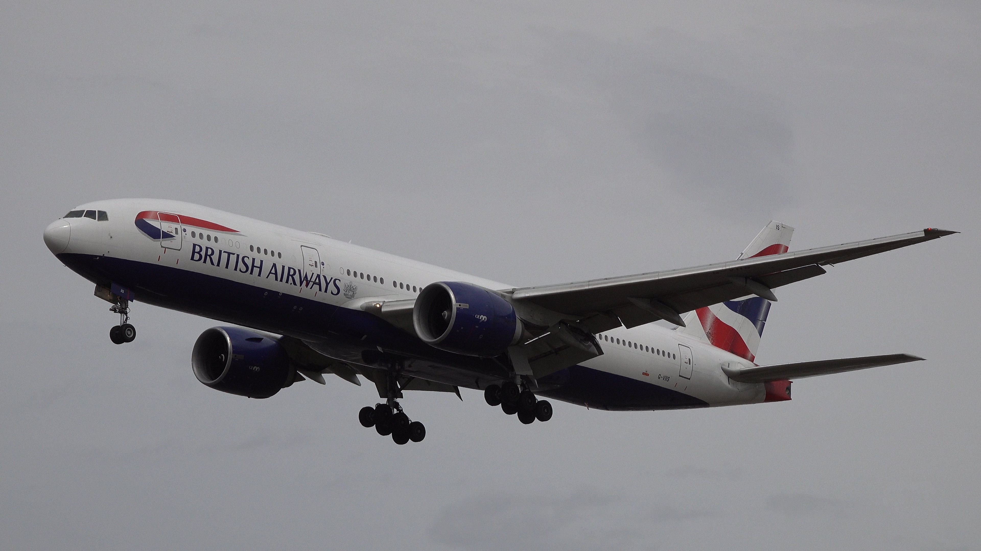 British Airways Boeing 777 Glides into Heathrow